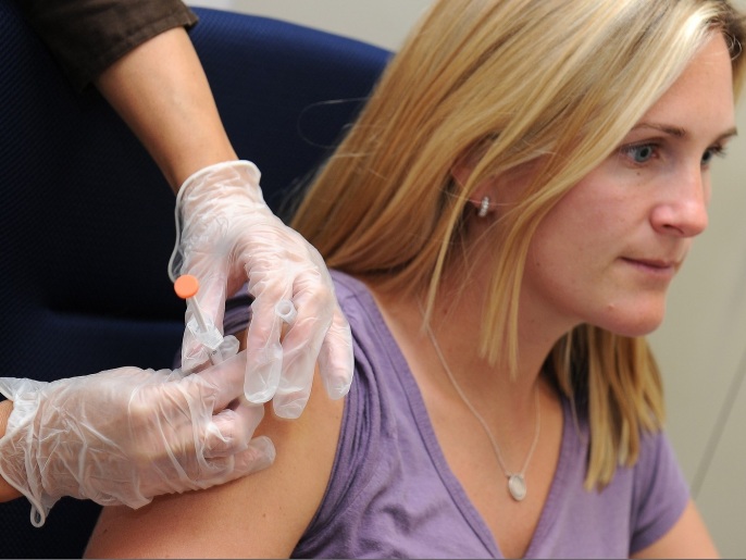 ‪امرأة تتلقى التطعيم للسعال الديكي‬  (غيتي إيميجز)