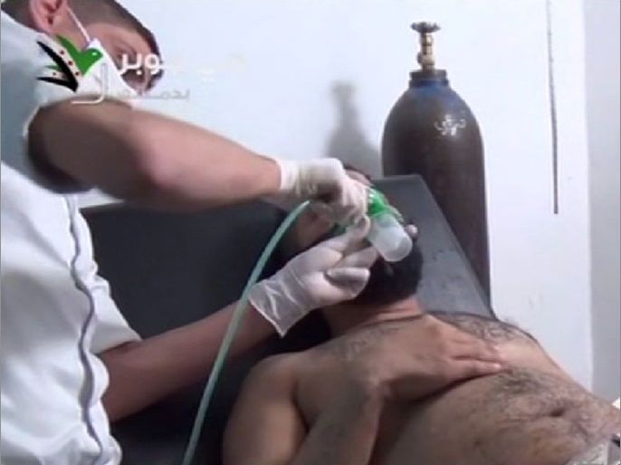مصاب يتلقى العلاج في مشفى ميداني في حي جوبر في دمشق جراء استخدام سلاح كيميائي حسب المعارضة
