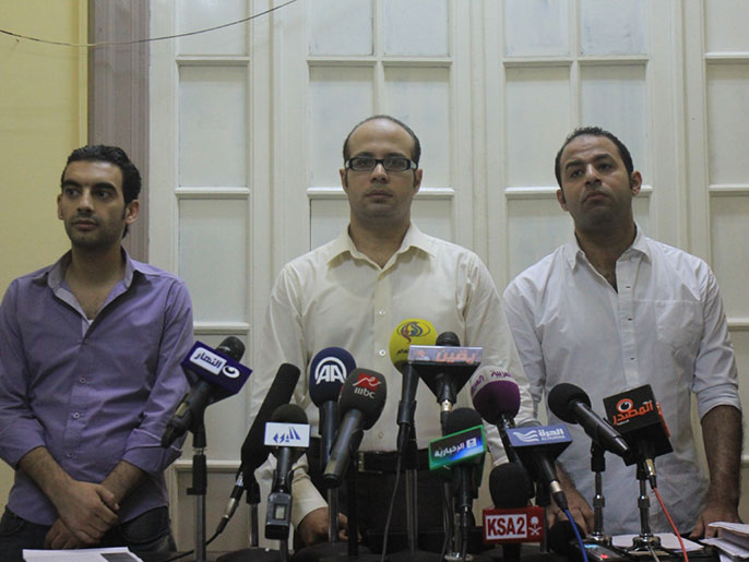 أحمد ماهر (وسط) نقل أمس إلى سجن طرة بناء على قرار النيابة بحبسه (الجزيرة-أرشيف)