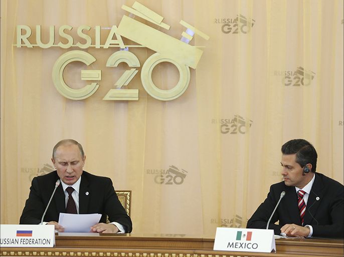 epa03852262 Russian President Vladimir Putin (L) delivers his opening speech next to Mexico's President Enrique Pena Nieto at the first working session of the G20 Summit in Constantine Palace in Strelna near St. Petersburg, Russia, 05 September 2013. EPA/SERGEI KARPUKHIN/POOL