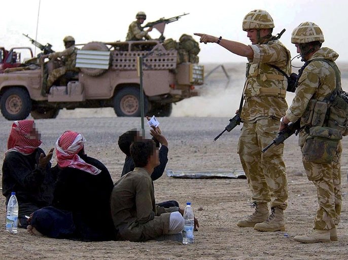 PAP97 - 20030324 - -, IRAQ : British soldiers from the Household Cavalry stop suspected Iraqi soldiers at a checkpoint in southern Iraq, Monday 24 March 2003. (POOL) EPA PHOTO PA/DAILY MAIL/MOD POOL/BRUCE ADAMS
