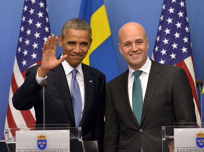 Stockholm, Stockholms län, SWEDEN : US President Barack Obama (L) waves while posing with Swedish Prime Minister Fredrik Reinfeldt following their bilateral meeting at the Rosenbad Building in Stockholm on September 4, 2013. Obama arrived in Sweden on a two-day official trip before leaving for Russia, where he will attend G20 summit. Russia on Thursday hosts the G20 summit hoping to push forward an agenda to stimulate growth but with world leaders distracted by divisions on the prospect of US-led military action in Syria. AFP PHOTO / JEWEL SAMAD
