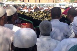 تشييع جثمان أحد الذين قتلوا أمس بحي بري شرق الخرطوم