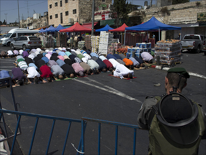 ‪الاحتلال منع العديد من الفلسطينيين من دخول المسجد الأقصى بسبب الأعياد اليهودية‬ (رويترز)