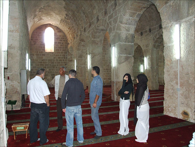 ‪جولة لصحافيين بأروقة المسجد المرواني‬ جولة لصحافيين بأروقة المسجد المرواني (الجزيرة)