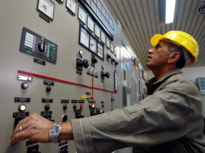 SUK06 - 20030425 - BAGHDAD, IRAQ : An electrical technician checks the instruments at a Baghdad power plant, Friday 25 April 2003. Iraqi engineers flipped a switch to start a steam turbine at Baghdad's biggest power plant Monday, a step toward lighting this war-battered city that has spent two weeks in darkness. EPA PHOTO DPA / SRDJAN SUKI