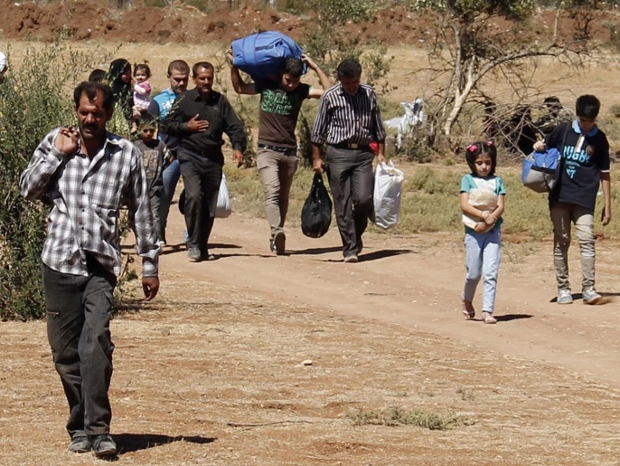 نزوح مستمر للسوريين جراء قصف قوات النظام (رويترز)