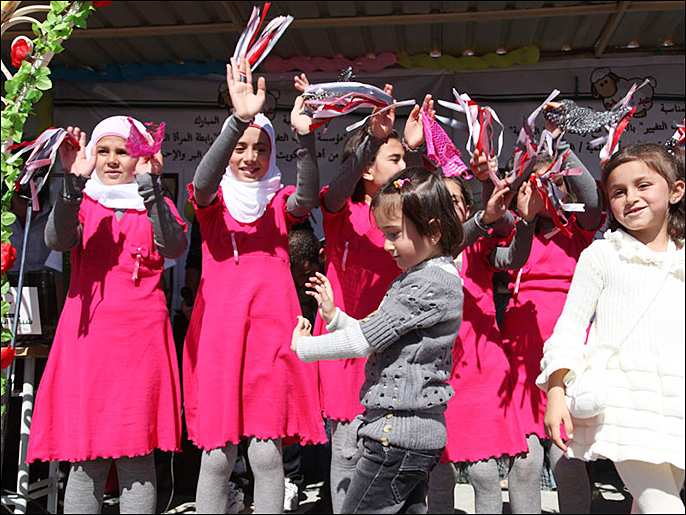 الأطفال سعداء بفعاليات الكرنفال في المخيم في ريف إدلب (الجزيرة نت)