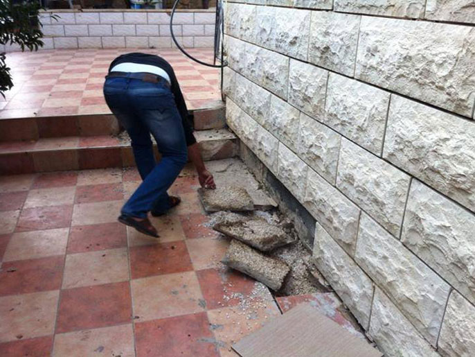 ‪قوات الاحتلال هدمت جزءا من بلاط المنزل وحجارة منزل خزينية‬ (الجزيرة)