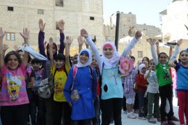 الطابور الصباحي لطالبات في إحدى مدارس حلب في منطقة تابعة للمعارضة1