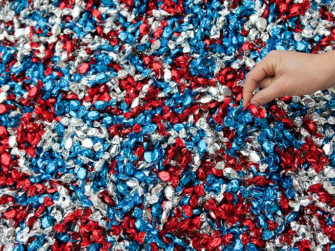 epa02548387 A large candy mountain is exhibited at the Museum for Modern Art MMK in Frankfurt, Germany, 25 January 2011. About 300 kg of sweets form the artwork 'Untitled" (USA Today) 1990' by Cuban