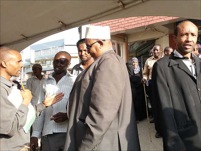 مواطنون من أصل صومالي أثناء جمعهم تبرعات لضحايا الهجوم (الجزيرة)