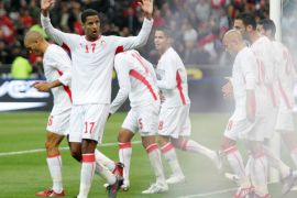 epa01520210 Tunisian player Issam Jomaa (2-L) jubilates with team mates after scoring against France during their friendly match at Stade de France, Saint Denis, near Paris, France, 14 October 2008. EPA/PHILIPPE PERUSSEAU