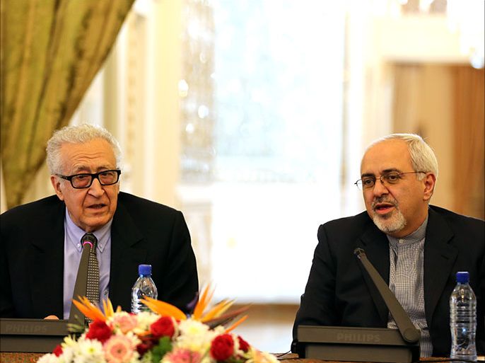 epa03925612 Iranian Foreign Minister Mohammed Javad Zarif (R) and the UN special envoy to Syria, Lakhdar Brahimi (L) are seen during a joint press conference in Tehran, Iran,