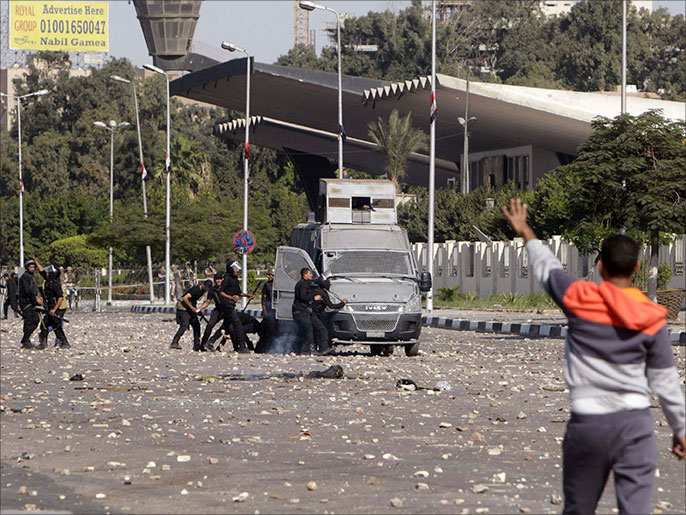 طالب يلوح بإشارة رابعة في وجه قوات الأمن أمام جامعة الأزهر (رويترز)