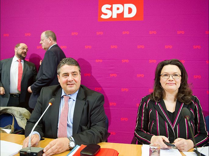 epa03909458 Secretary General of the German Social Democratic Party (SPD) Andrea Nahles (R) and SPD chairman Sigmar Gabriel (front-L) attend the party board meeting ahead of the new coalition talks at Willy-Brandt-Haus in Berlin, Germany, 14 October 2013. EPA/OLE SPATA