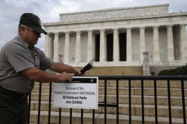 e National Park service's Richard Trott places a sign barring visitors to the Lincoln Memorial in Washington, October 1, 2013. The U.S. government began a partial shutdown on Tuesday for the first time in 17 years, potentially putting up to 1 million workers on unpaid leave, closing national parks and stalling medical research projects. REUTERS/Jason Reed (UNITED STATES - Tags: POLITICS BUSINESS)