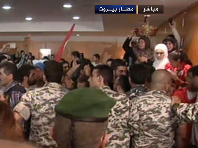 ‪اللبنانيون التسعة عقب الإفراج عنهم‬ الأسبوع الماضي بوساطة قطرية (الجزيرة)