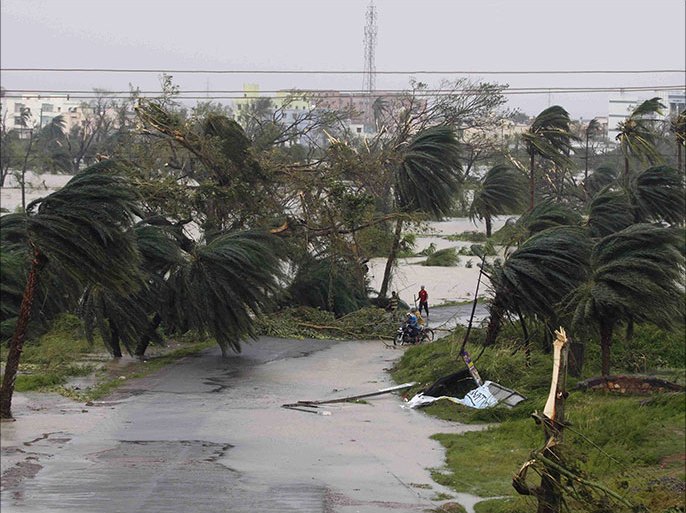 epa03908622 Strong winds lash the area after Cyclone Phailin hit the area in Ganjam in Orissa, India, 13 October 2013. India's most powerful cyclone in 14 years left a trail of destruction along the eastern coast and killed at least 18 people. The biggest evacuation in the country's history, involving a million people, was credited with saving many lives. EPA/STRINGER