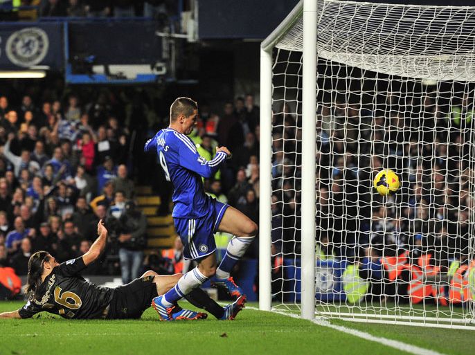 Chelsea's Spanish striker Fernando Torres (C) scores his team's second and winning goal during the English Premier League football match between Chelsea and Manchester City at Stamford Bridge in west London on October 27, 2013. Chelsea won 2-1. AFP PHOTO / GLYN KIRK