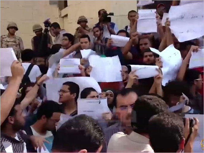 مظاهرة لطلاب جامعة عين شمس رفضا للانقلاب العسكري (الجزيرة-أرشيف)