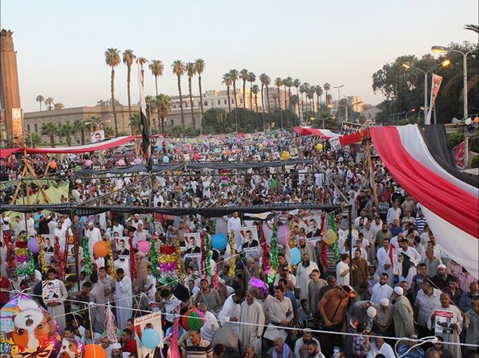 احتفالات أنصار الريس المعزول محمد مرسي بعيد الفطر في ميدان النهضة