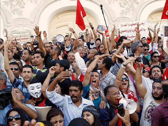 Protesters shout slogans during a demonstration to call for the departure of the Islamist-led ruling coalition in Avenue Habib-Bourguiba in central Tunis October 23, 2013. Thousands of Tunisians marched through the capital on Wednesday chanting for their government to step down, hours before ruling Islamists and opposition leaders were to start talks aimed at end months of political crisis. REUTERS/Zoubeir Souissi (TUNISIA - Tags: POLITICS CIVIL UNREST)