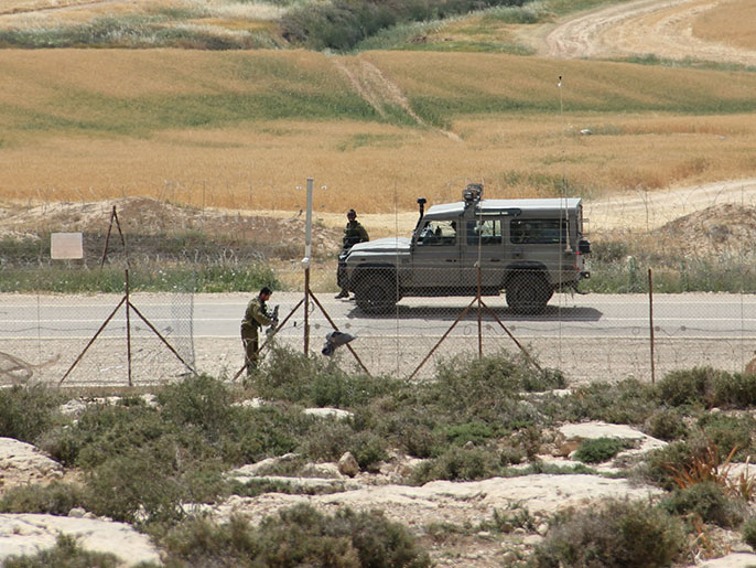 ‪الدوريات الإسرائيلية تلاحق العمال الفلسطينيين على طول جدار العزل‬ (الجزيرة)