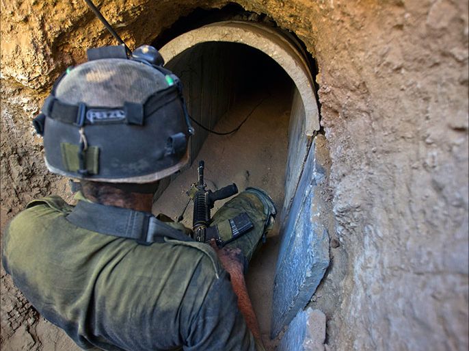 epa03908488 A special forces Israeli soldier at the entrance of a tunnel that the Israeli army reportedly discovered and seized on 07 October, near Kissufum, southern Israel, along the border with the Gaza Strip, 13 October 2013. Israel on
