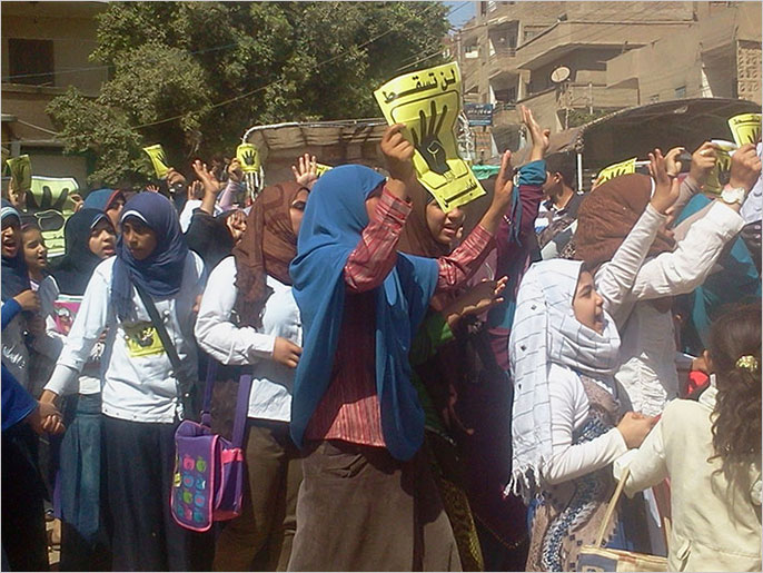 جانب من مسيرة سابقة لطالبات بمحافظة المنيا يرفعن شعار رابعة (الجزيرة-أرشيف)