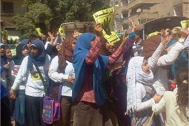 جانب من مسيرة لطالبات الإعدادي والثانوي بمركز سمالوط في محافظة المنيا