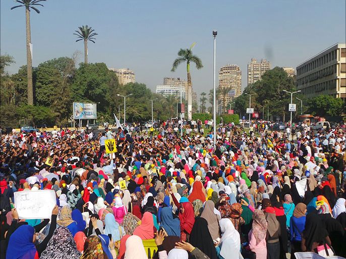مئات الطلاب وأعضاء هيئة التدريس تجمعوا في ميدان النهضة