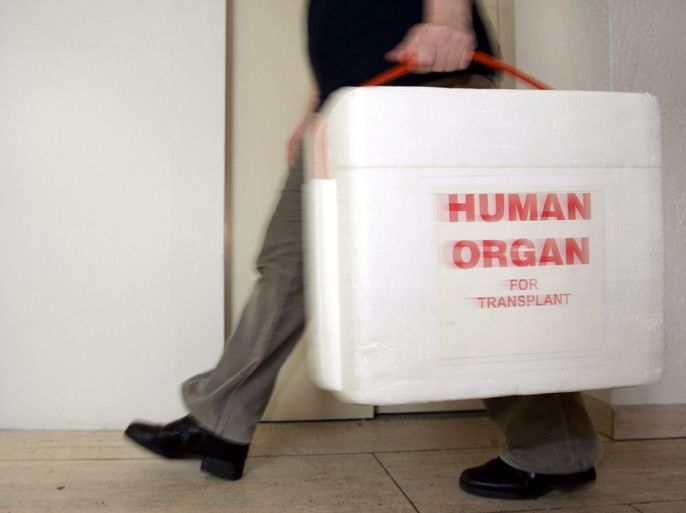 epa000372674 An employee of the German Foundation for Organ Transplantation carries a special cooling box for donated organs in Neu Isenburg, Germany on Friday 18 February 2005. Six patients were presumably infected with life threatening rabies for the first time in Germany after an organ tranplantation. EPA/FRANK MAY