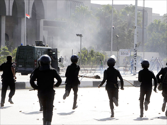 التعامل الأمني مع المظاهرات بمصر أوقع آلاف القتلى والجرحى منذ الانقلاب (رويترز)