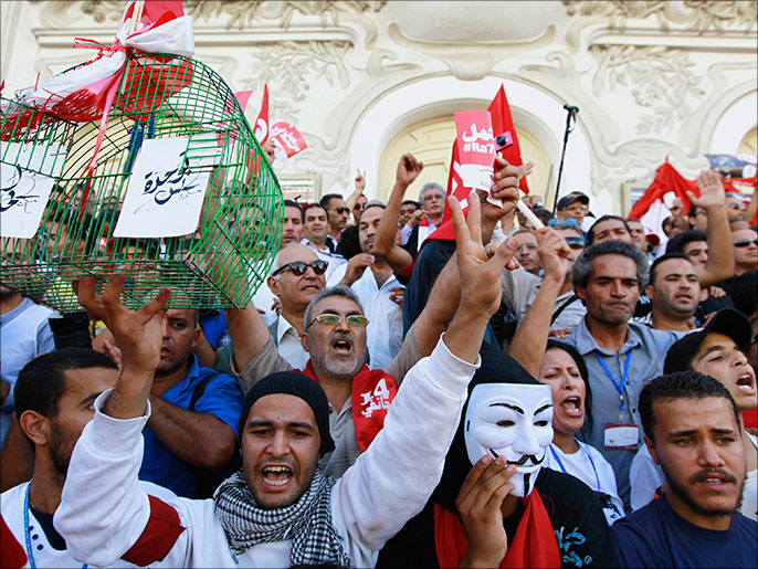 أنصار المعارضة رفعوا لاقتات تطالب بالرحيل الفوري للحكومة (رويترز)