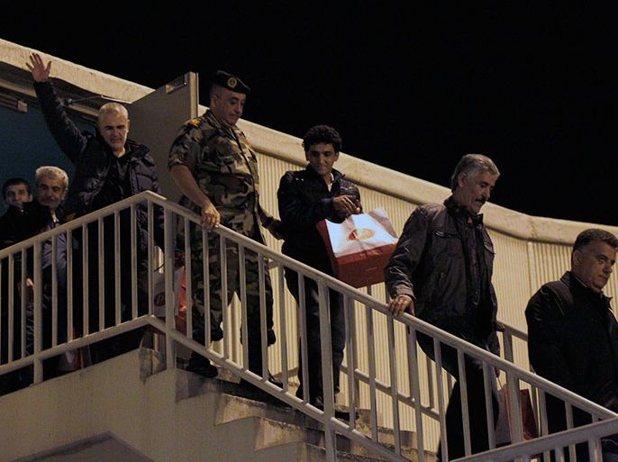 اللواء ابراهيم مصطحبا المخطوفين لدى وصول طائرتهم الى بيروت