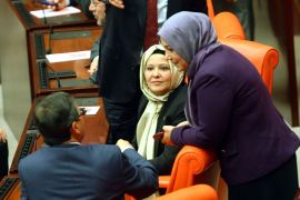 ALT005 - Ankara, Ankara, TURKEY : Turkey's ruling Justice and Development Party (AKP) MPs Nurcan Dalbudak (C) and Sevde Beyazit Kacar (R) attend a general assembly at the Turkish Parliament wearing a headscarves in Ankara on October 31, 2013. Four female lawmakers from Turkey's Islamic-rooted government attended a parliament session on October 31 wearing headscarves, for the first time since a ban was lifted in the staunchly secular country. AFP PHOTO/ADEM ALTAN