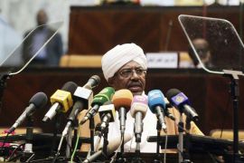 EH01 - Khartoum, -, SUDAN : Sudan's President Omar al-Bashir speaks during the opening of a new session of parliament on October 28, 2013 in Khartoum. Bashir talked of reform and political dialogue after the most serious split in years within his ruling party.