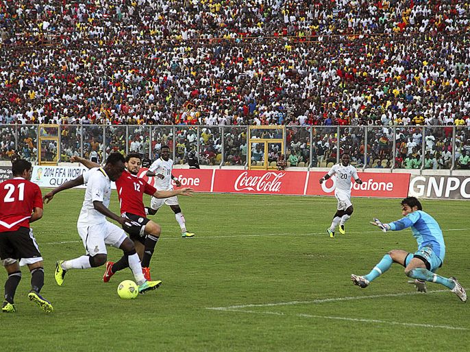 epa03911724 Michael Essien (2nd L) from Ghana in action against Moasam Ghaly (C) from Egypt during the FIFA World Cup 2014 playoff soccer match between Ghana and Egypt in Kumasi, Ghana, 15 October 2013. Ghana won 6-1. EPA/LEGNAN KOULA