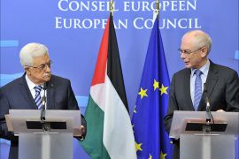 EU Council president Herman Van Rompuy (R) and Palestinian President Mahmoud Abbas (L) make a statement on October 23, 2013 after their working session at the EU Headquarters in Brussels. AFP PHOTO / GEORGES GOBET