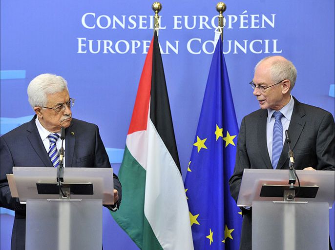 EU Council president Herman Van Rompuy (R) and Palestinian President Mahmoud Abbas (L) make a statement on October 23, 2013 after their working session at the EU Headquarters in Brussels. AFP PHOTO / GEORGES GOBET