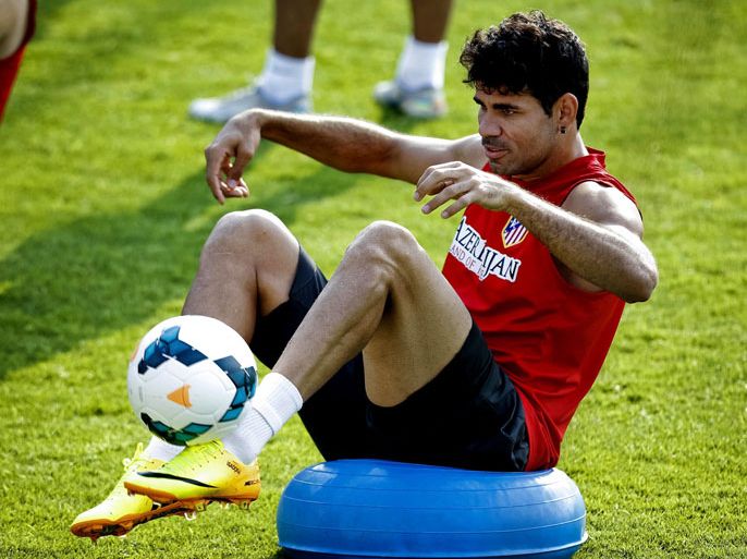 epa03826638 Spanish team Atletico de Madrid's striker Diego Costa takes part in a team training session at sport complex in Majadahonda, outside Madrid, Spain, 16 August 2013, to prepare its first season 2013/2014 Primera Division league match against Sevilla at Seville's Sanchez Pizjuan Stadium on next 18 August. EPA/EMILIO NARANJO