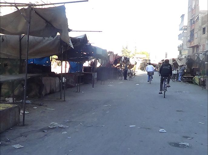أسواق مخيم اليرموك فارغة ولا يجد الناس ما يأكلون