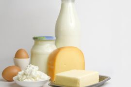 الحليب والبيض يمدان الجسم بفيتامين "د" في الشتاء