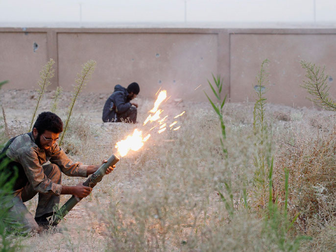 مقاتل من الجيش الحر خلال اشتباكات بمحيط الفرقة 17 بالرقة (رويترز)