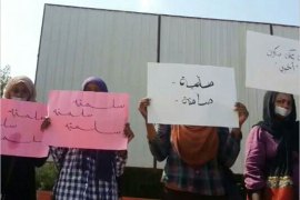 نساء ينظمن وقفة احتجاجية أمام مقر سكن البشير