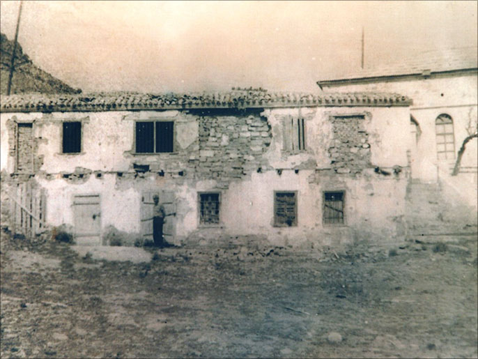 صورة قديمة نادرة تبين شجرة التوت أمام المسجد في الجهة اليمنى (الجزيرة)