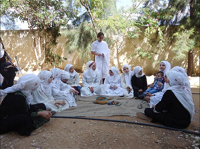 الطالبات المشاركات ارتدين ملابس تناس وطبيعة الدور الذي قمن به بفعاليات قرية التراث- الجزيرة نت