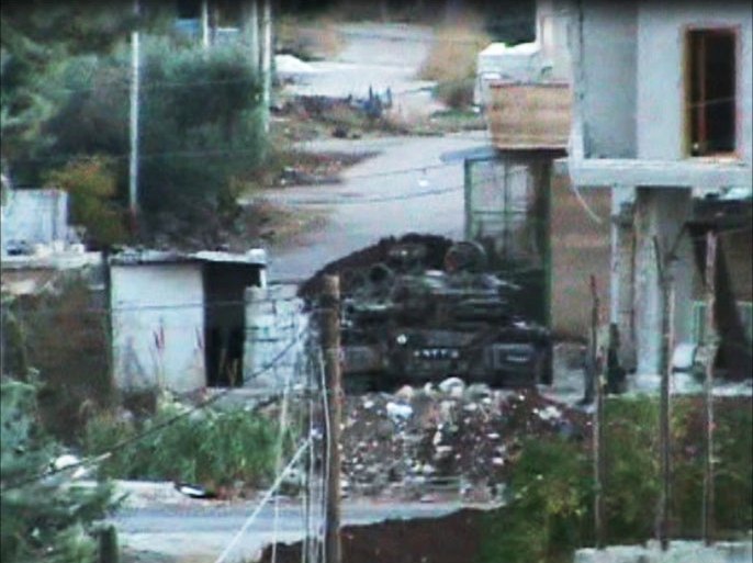 أحد الحواجز المغلقة على طريق الشيخ مسكين نوى حيث يقطع حركة المرور بشكل نهائي بين المدينتين في محافظة درعا السورية