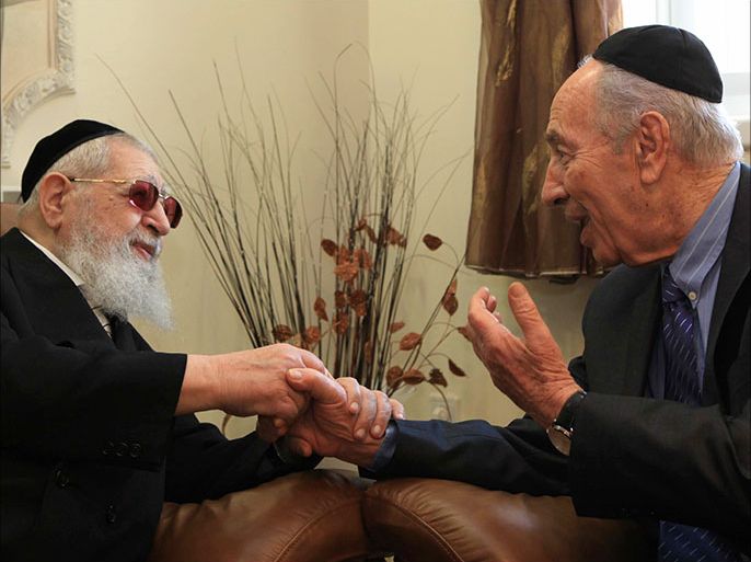 عوفاديا يوسيف مع رئيس اسرائيل شيمعون بيرس- أرشيف خاصة بالجزيرة نت